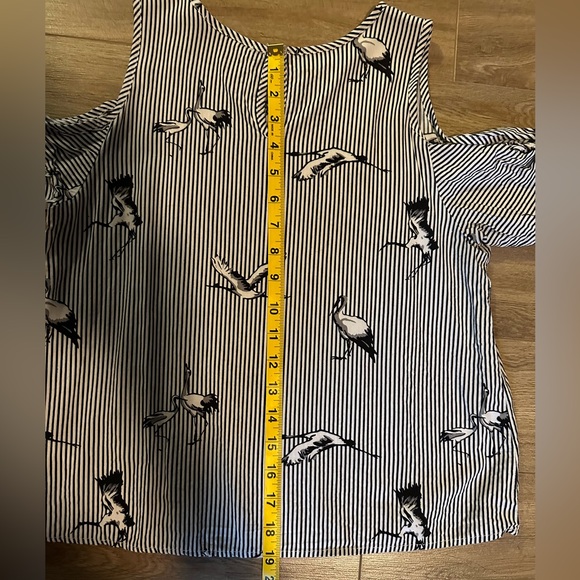 Black and White Cut out Shoulder Stripes and Bird Patterned T-Shirt - Picture 5 of 6